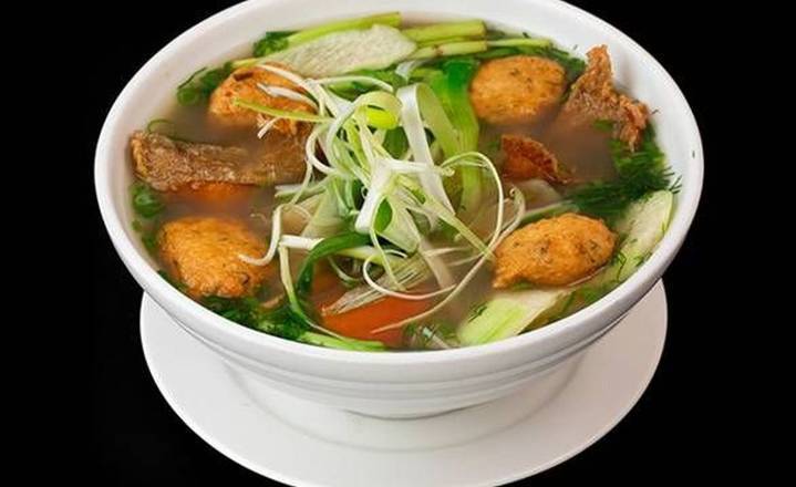 Hai Phong Style Vermicelli Noodles with Fish (鱼丸炸鱼块海防风味鱼汤粉)